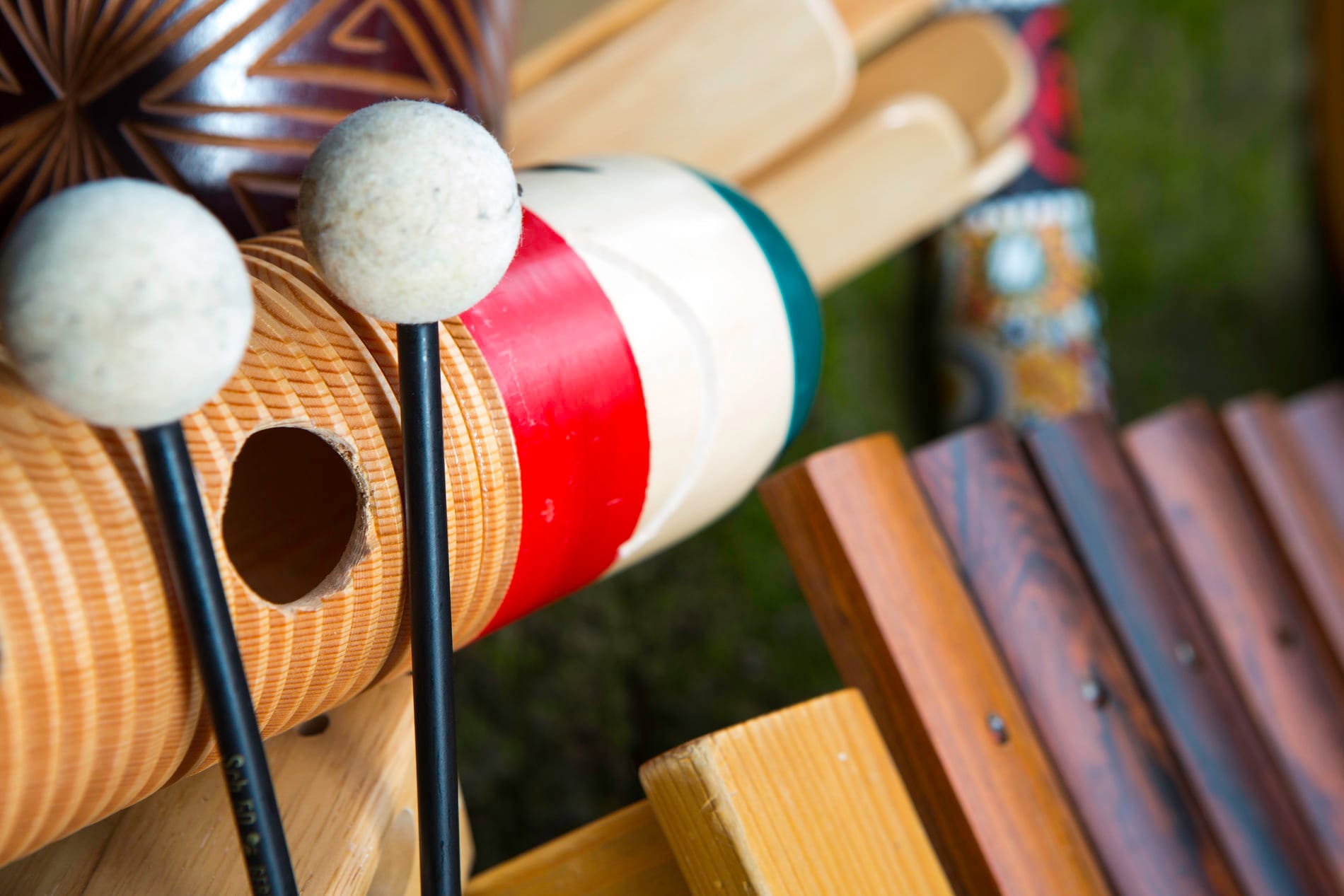 Verzameling muziekinstrumenten zoals een djembe en xylofoon
