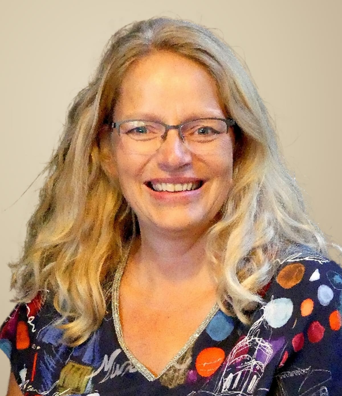 Mai van der Beele, muziektherapeut, lachend portret